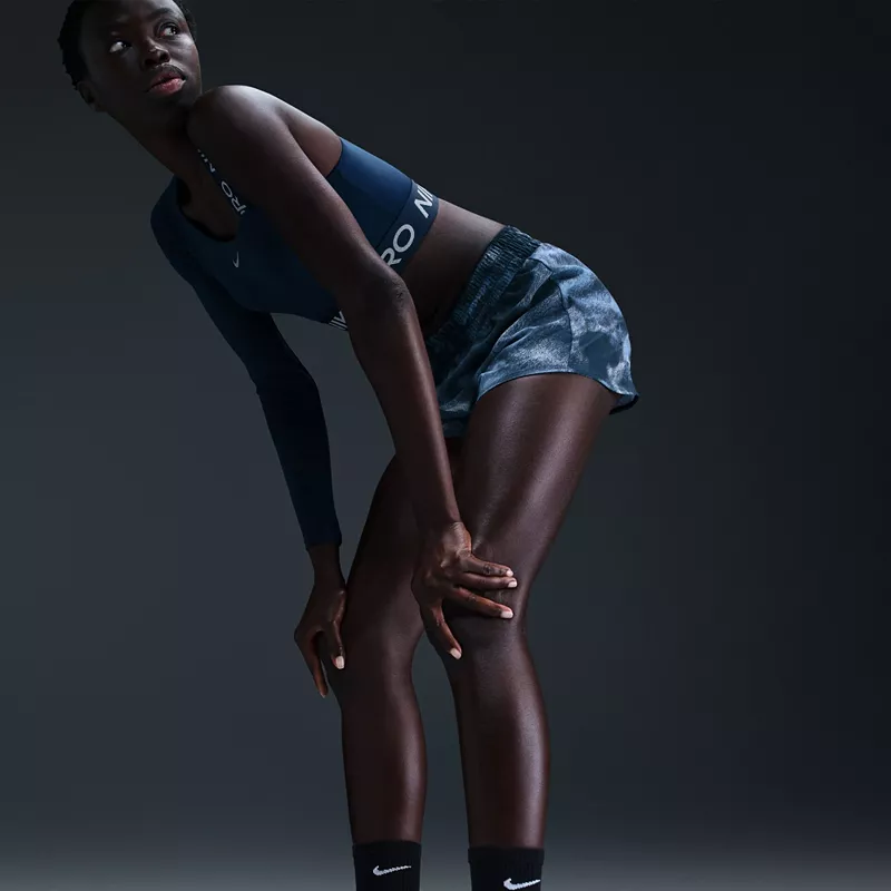 

Женские шорты Nike One Dri-FIT с высокой талией (3 дюйма) и короткой подкладкой с принтом, цвет Armory Navy
