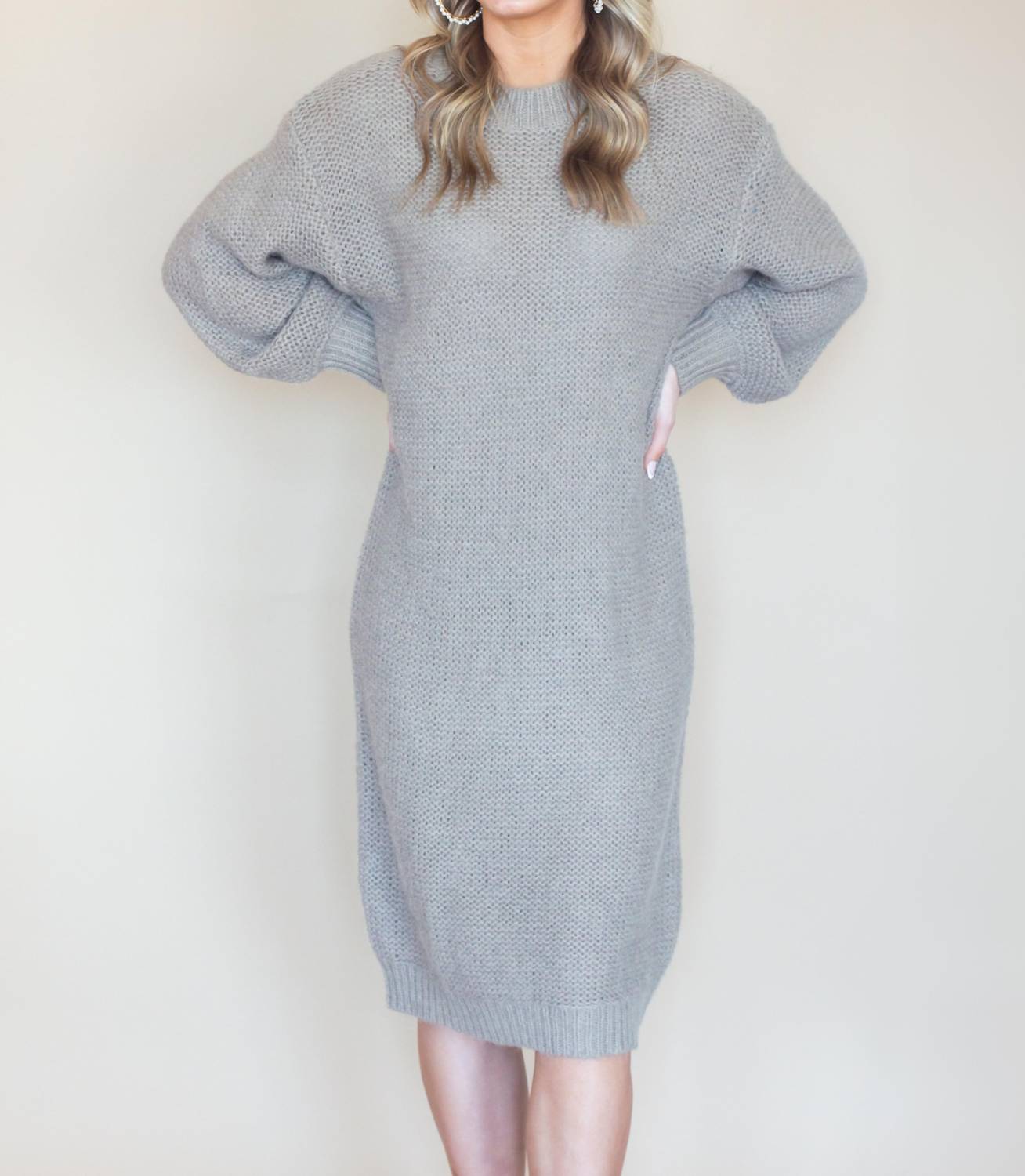 

Серое уютное свитерное платье миди BluIvy, серый