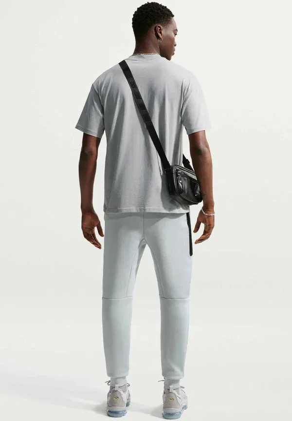 Тренировочные штаны Nike Sportswear M nk tch flc jggr tracksuit bottoms, светло-дымчато-серый, холодный серый, вольт — фото 2