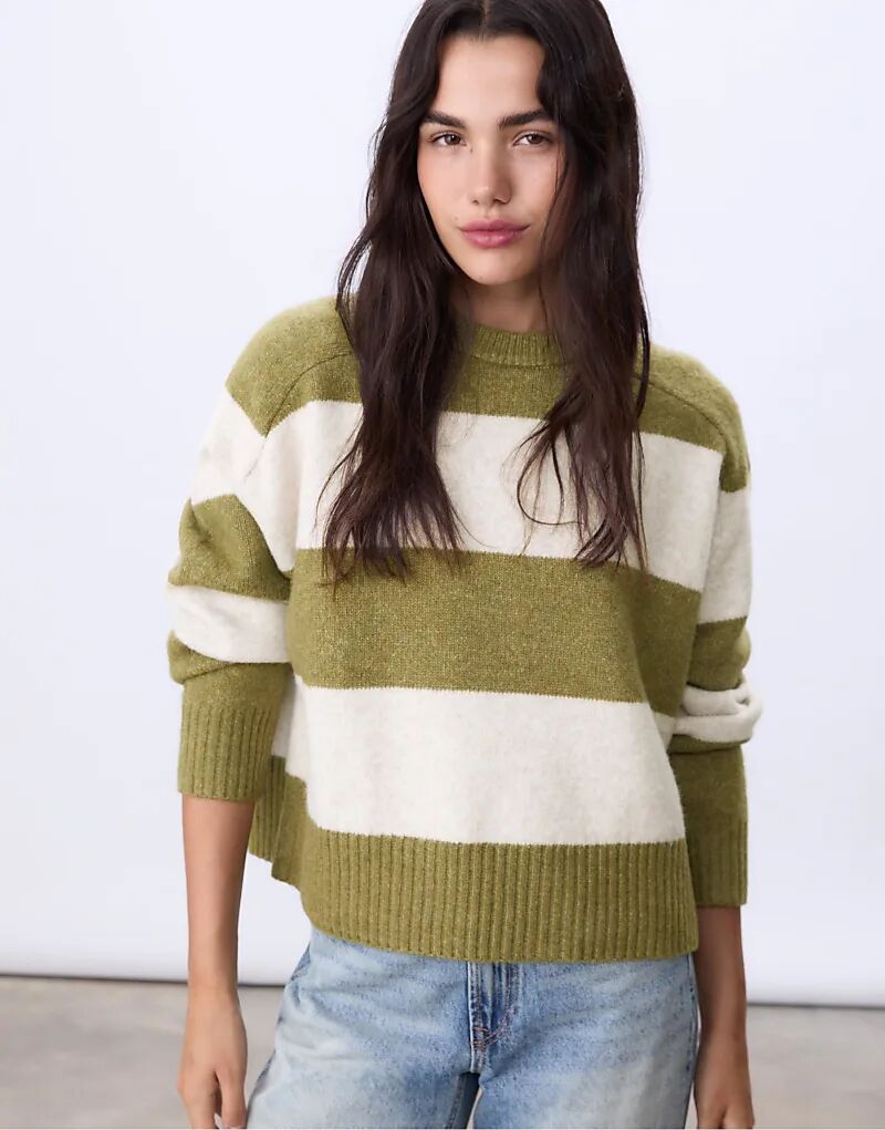 

Мягкий трикотажный свитер Stradivarius Basic оливково-зеленого цвета