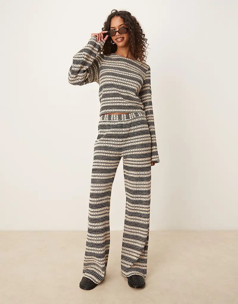 

Расклешенные брюки в полоску от ASOS DESIGN, выполненные крючком, монохромные