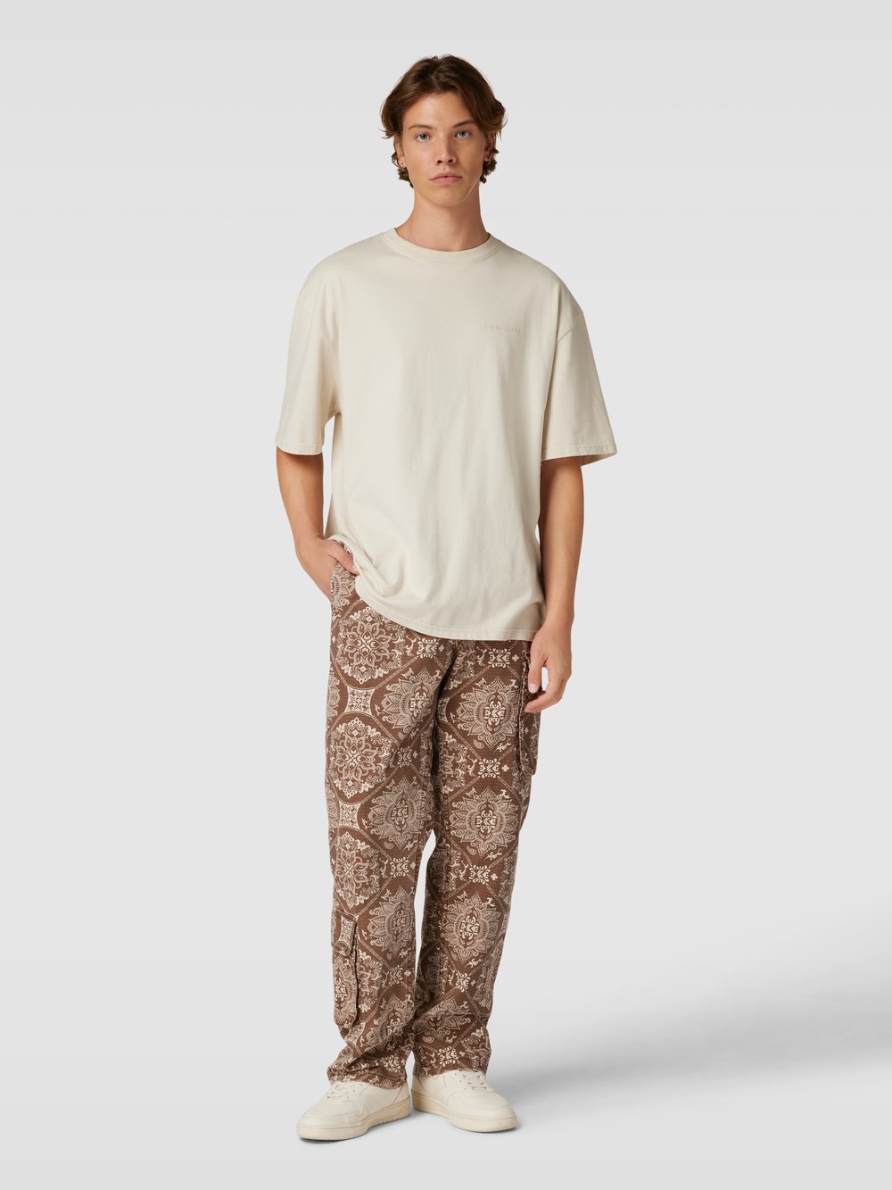 

Брюки из ткани с накладными карманами с клапанами KARL KANI, темно-коричневый