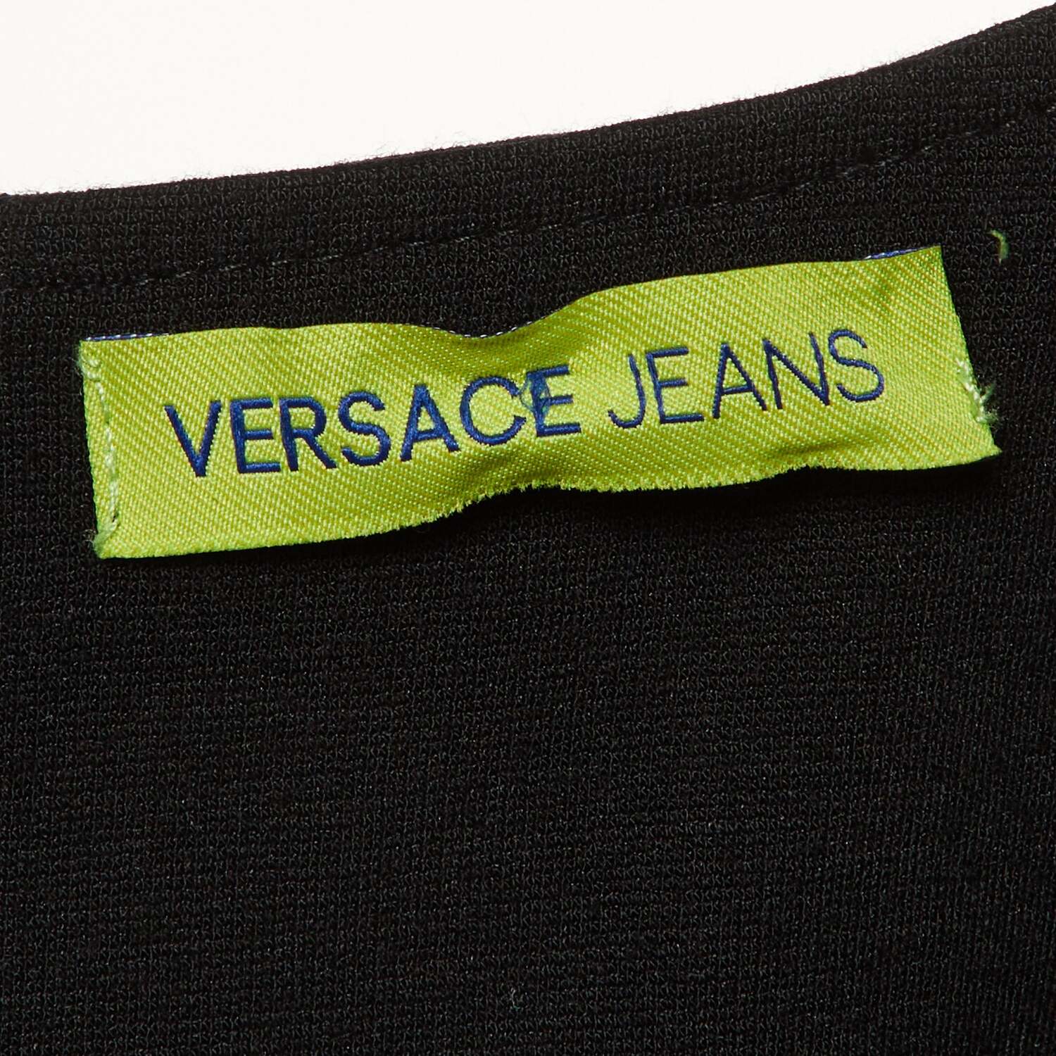 Платье-футляр Versace Jeans с черным барочным принтом и сборками — фото 4