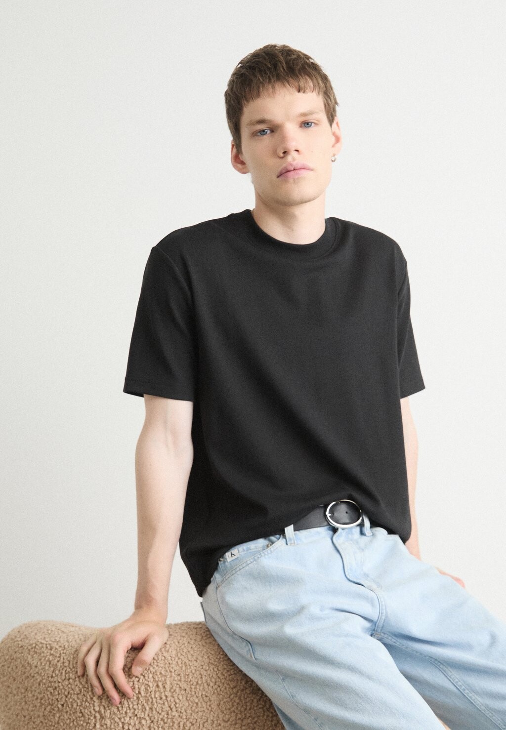 

Простая футболка TEE Calvin Klein, черный