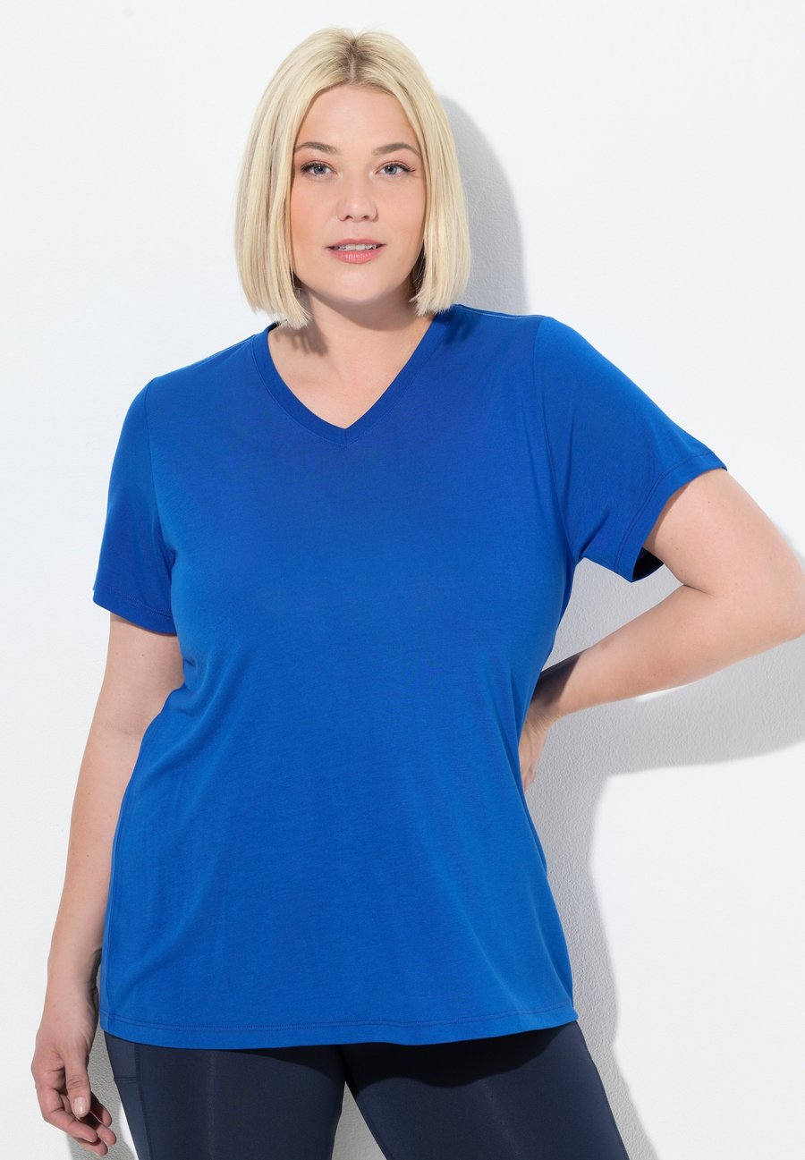 

Футболка Ulla Popken FUNKTIONS ANTIBAKTERIELL V-AUSSCHNITT HALBARM, Denim Blue/Blue Denim, Синий, Футболка Ulla Popken FUNKTIONS ANTIBAKTERIELL V-AUSSCHNITT HALBARM, Denim Blue/Blue Denim