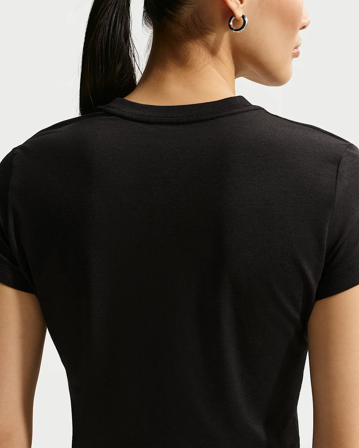 Женская укороченная футболка Nike Sportswear Chill Knit, Black/White — фото 2