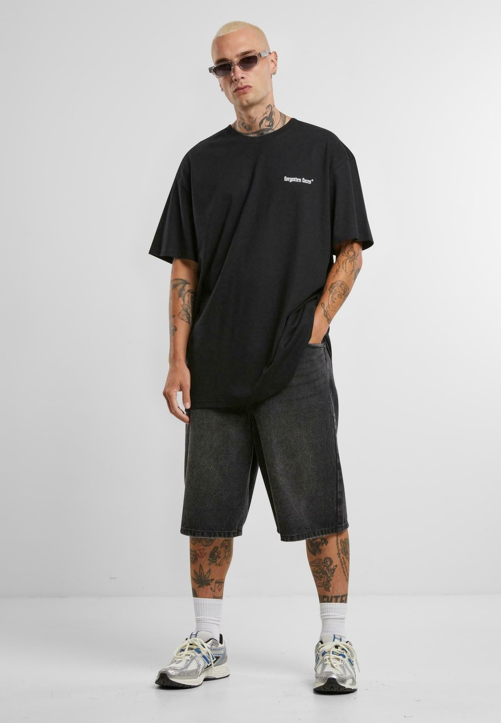 

Футболка с принтом OVERGROWN CHROME SKULL TEE Forgotten Faces, черный
