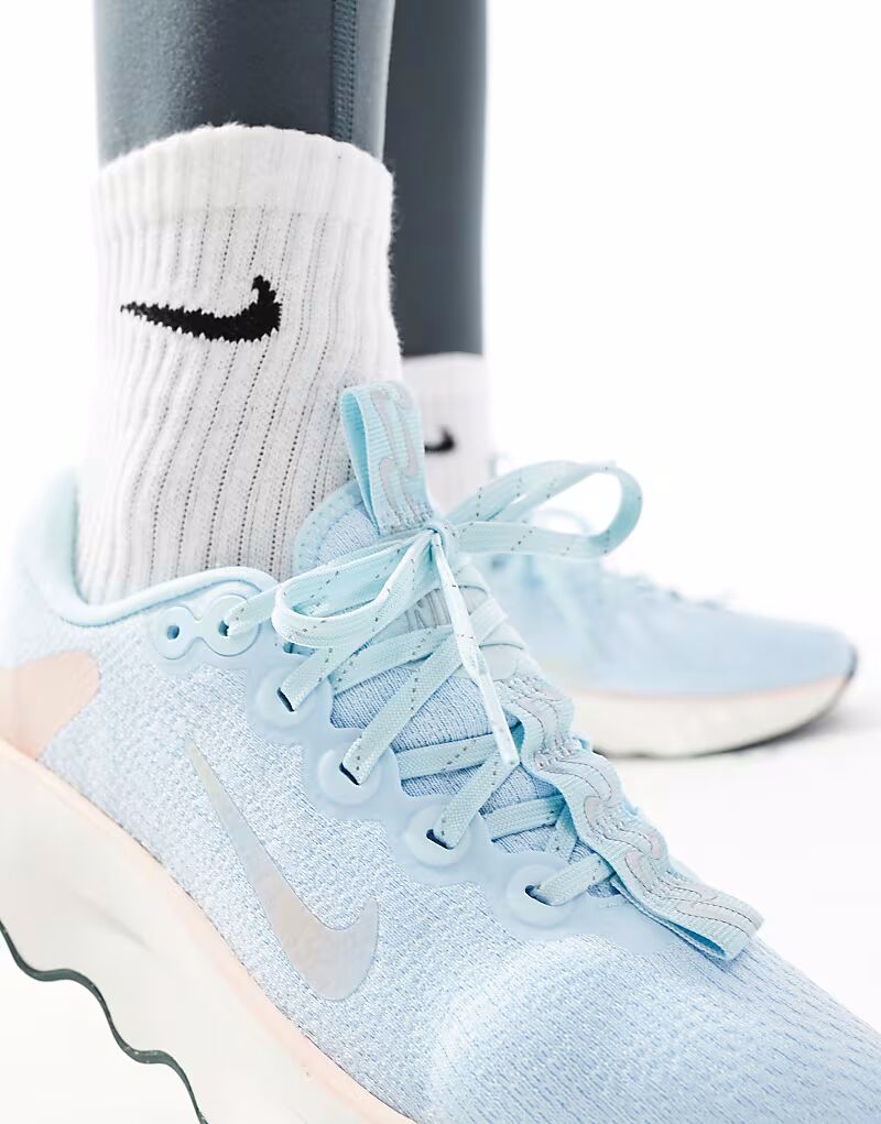 Кроссовки Nike Training Motiva светло-голубого и белого цветов — фото 4