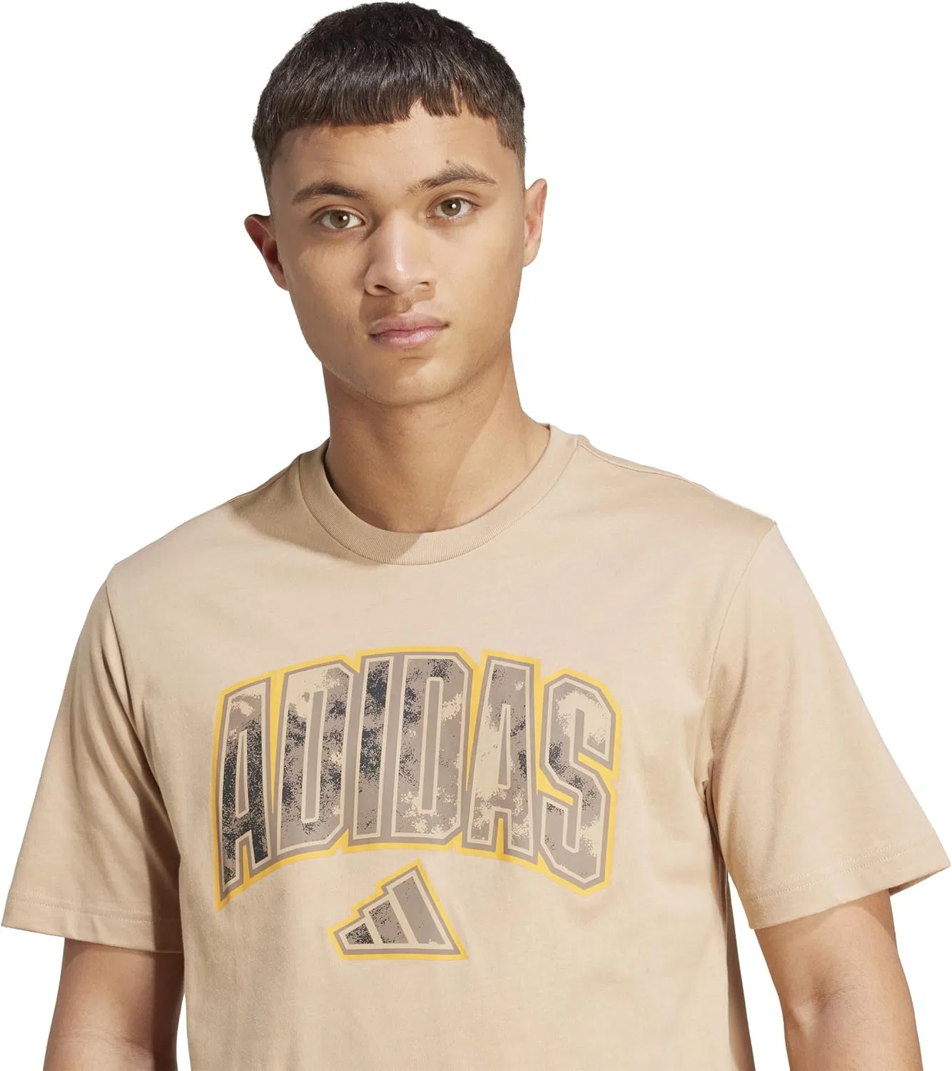 Футболка с камуфляжным принтом adidas, цвет Warm Sandstone/Script — фото 4