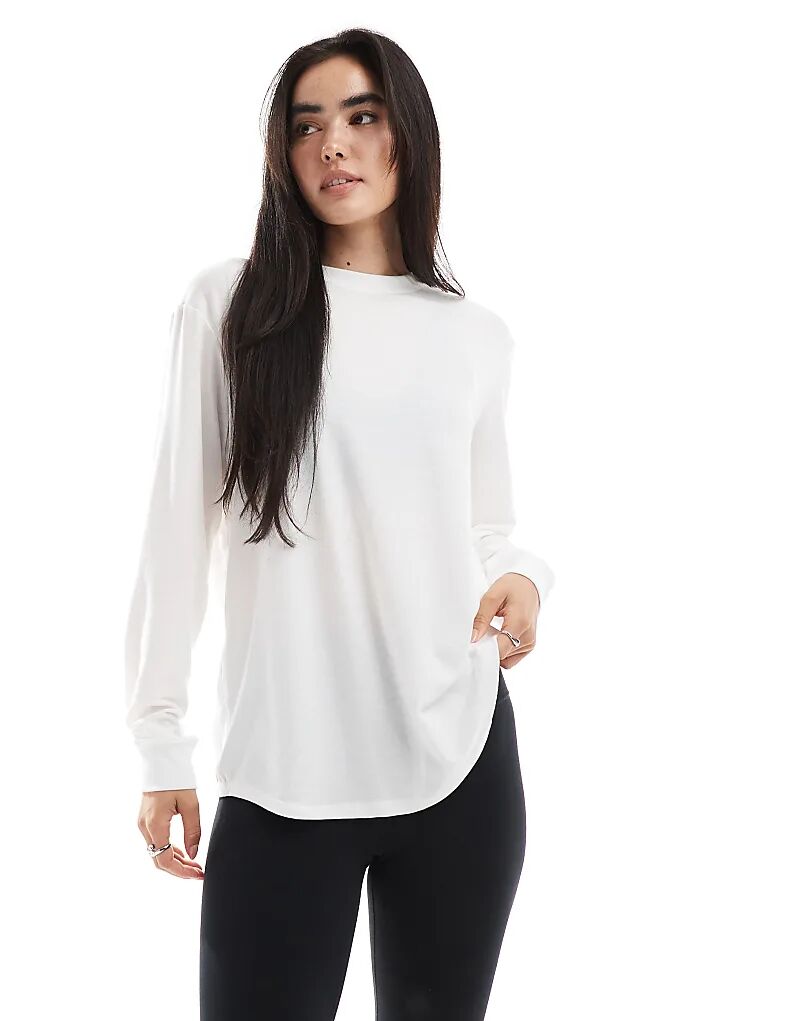 

Свободная футболка с длинным рукавом Nike One Training белого цвета