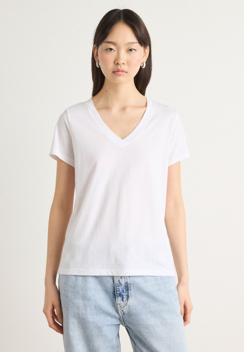 

Базовая футболка NEW YORK STACK PATCH LOGO V NECK TEE DKNY, белый