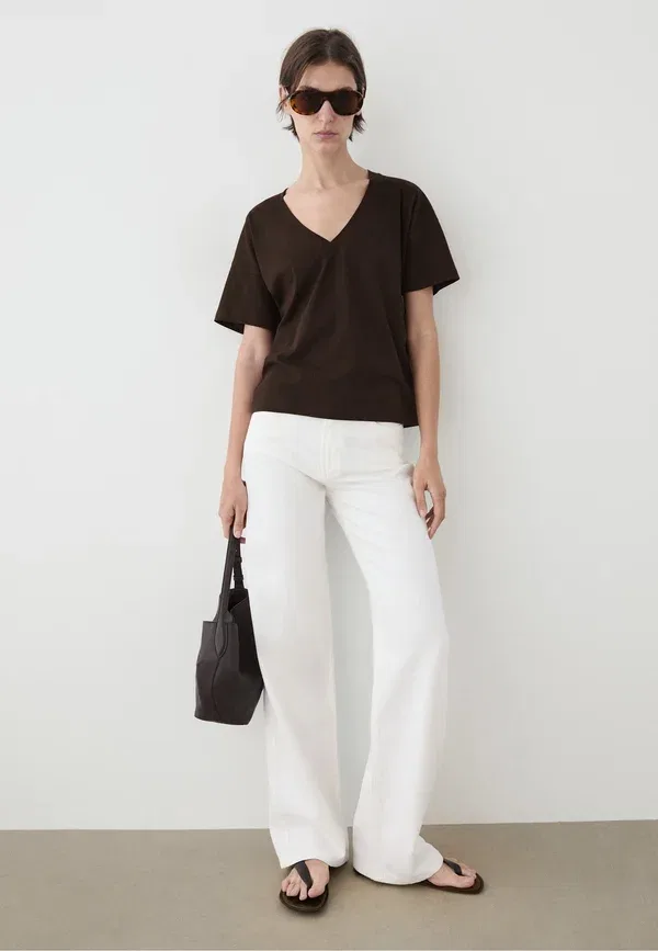 Футболка Massimo Dutti, модель Flowing cropped fit v neck t-shirt basic t-shirt, темно-коричневая — фото 2