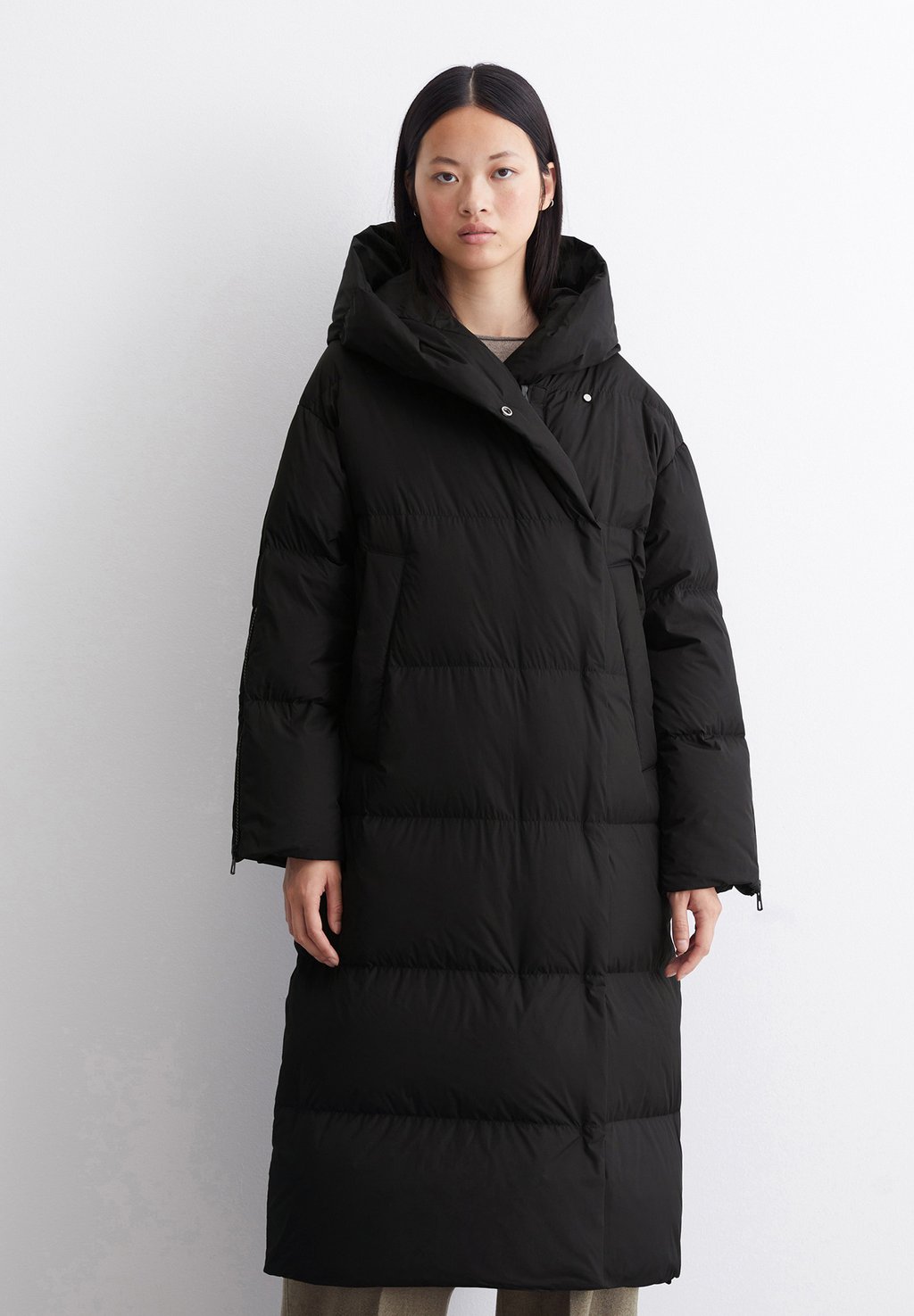 

Пуховое пальто PUFFER STYLE ZIPPER ON SLEEVE HEM Marc O'Polo, черный