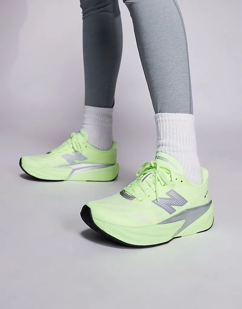 Женские кроссовки для бега New Balance Fuelcell Rebel v5 в цвете «Volt Yellow» — фото 3