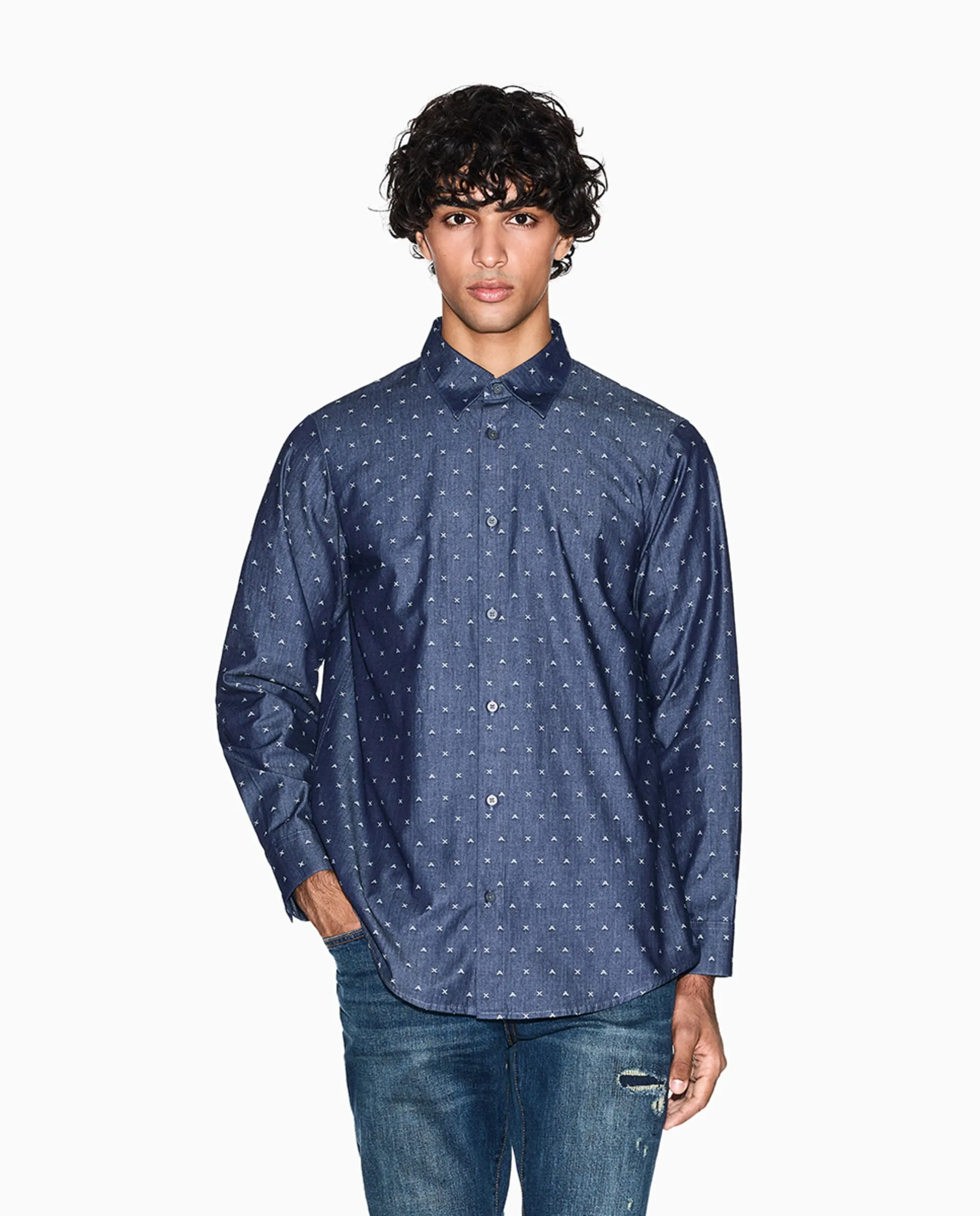 

Мужская рубашка из шамбрэ с мультилоготипами классического кроя Armani Exchange, индиго
