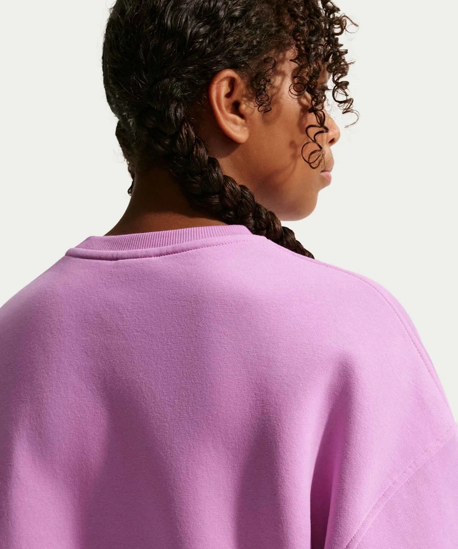 Детская флисовая толстовка Nike Sportswear Club Junior (для девочек) свободного кроя с круглым вырезом IF1727-503 светло-пурпурного цвета — фото 2