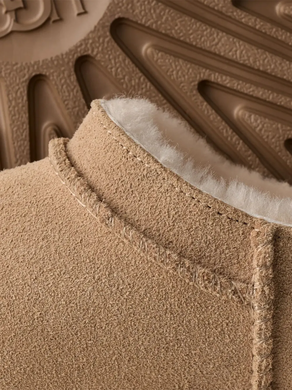 Классические тапочки из микрозамши UGG Kids, коричневый — фото 4