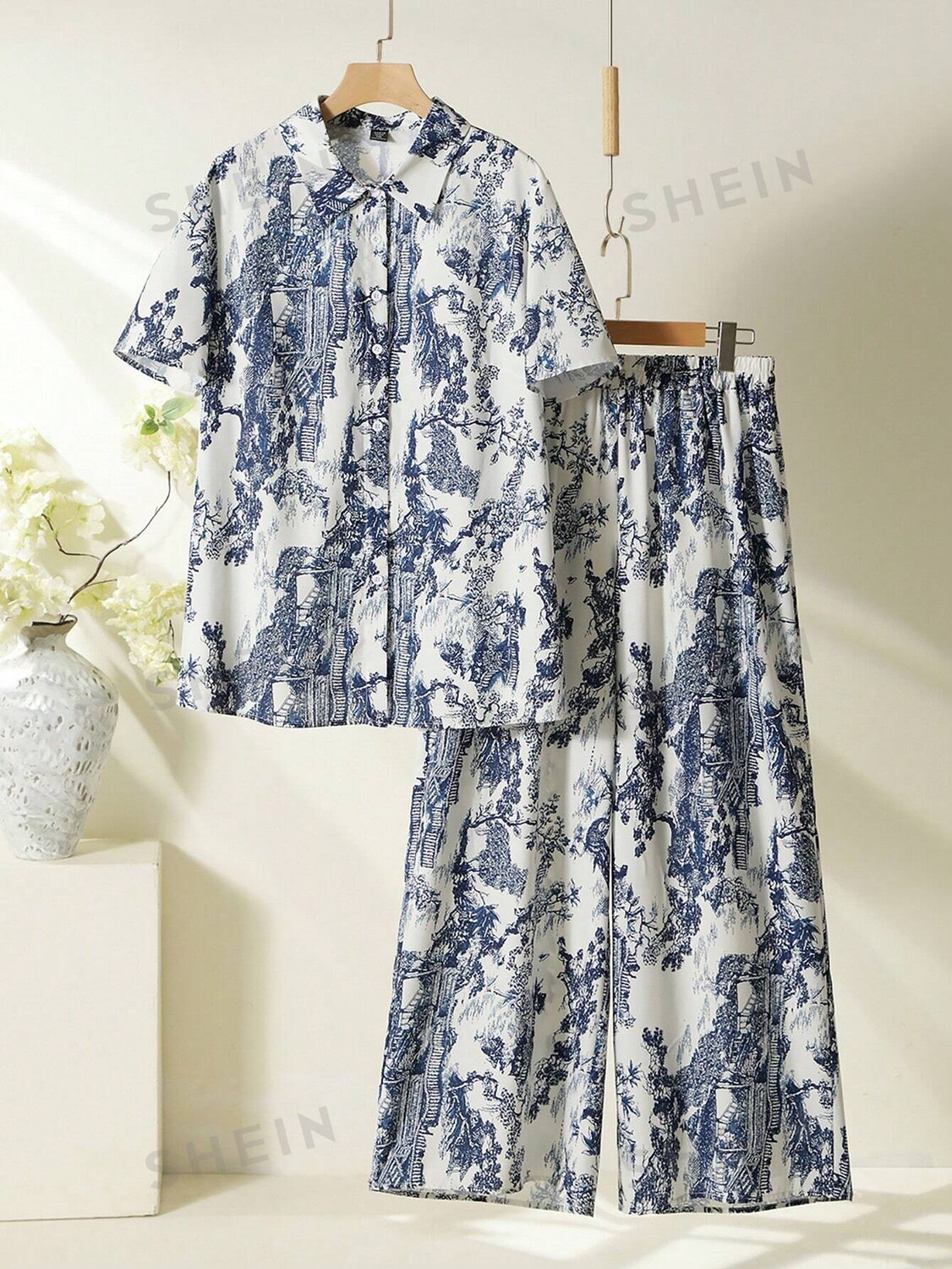 

Mulvari, Комплект из 2 предметов, рубашка на пуговицах с короткими рукавами и свободные брюки с принтом больших размеров, случайный узор, лето Shein, синий/белый