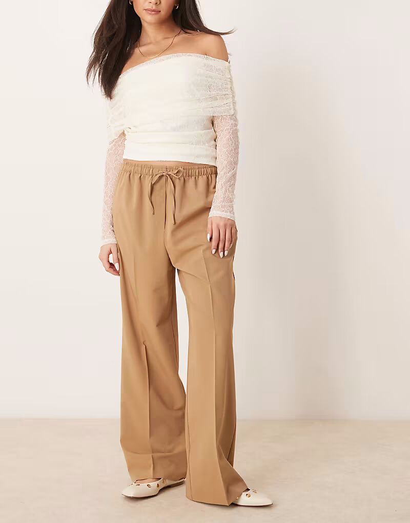 

Брюки ASOS DESIGN строгие, застегивающиеся на резинку, верблюжьего цвета