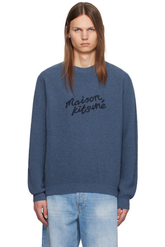 

Синий свитер с надписью «Maison Kitsuné»