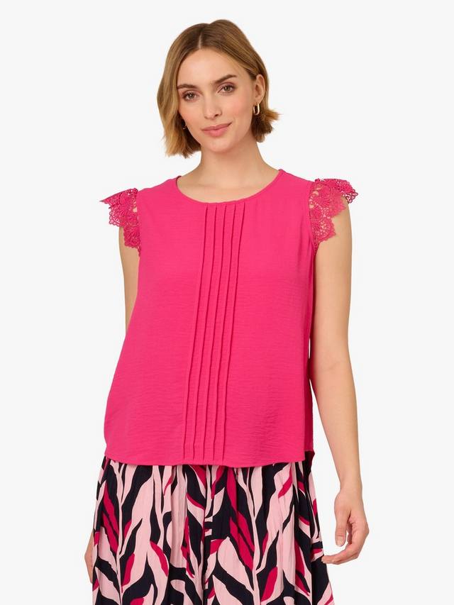 

Плиссированный топ с плетеными вставками и расклешенными рукавами для свободной циркуляции воздуха Adrianna Papell