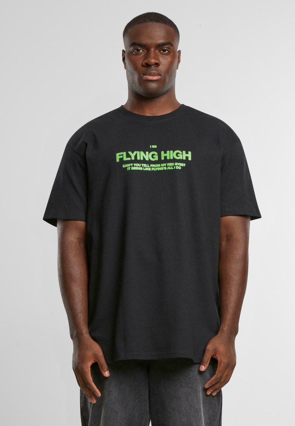 

Футболка с принтом I AM FLYING Mister Tee, черный