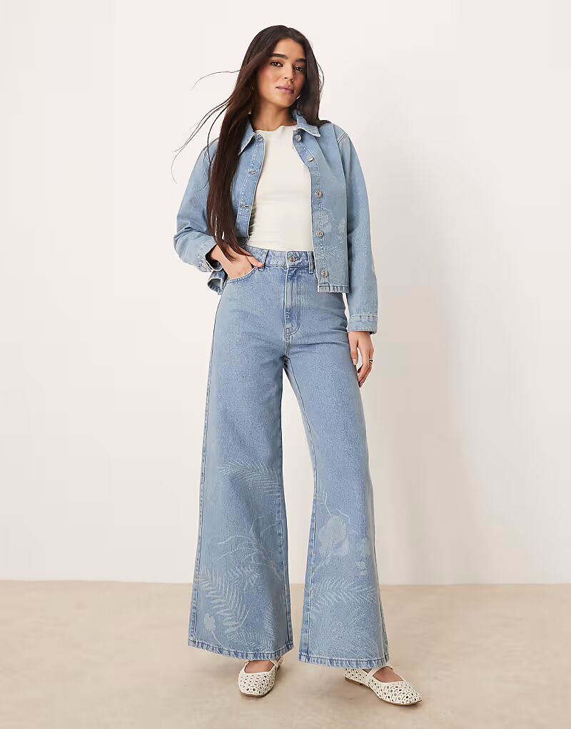 

Расклешенные джинсы в стиле 70-х от ASOS DESIGN с лазерным принтом в виде диких цветов