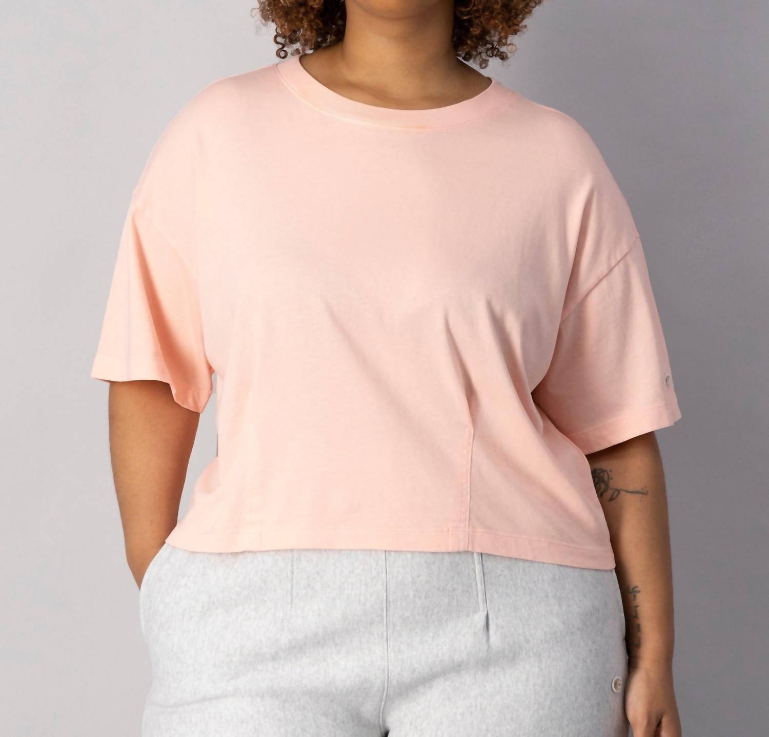 

Женская футболка French Terry Tailor Crewneck в цвете Spark Pink Champion