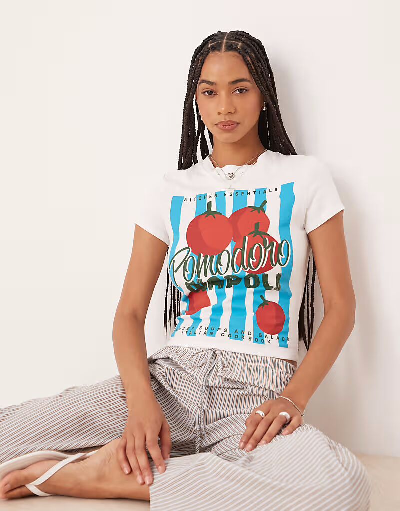 

Укороченная футболка ASOS DESIGN белого цвета с принтом томатов