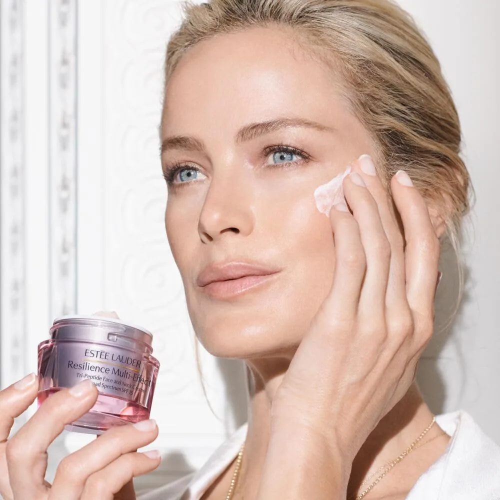 Увлажняющий крем для лица и шеи Estée Lauder Resilience Multi-Effect Tri-Peptide с SPF 15 | Придает объем и обладает антивозрастным эффектом. — фото 2