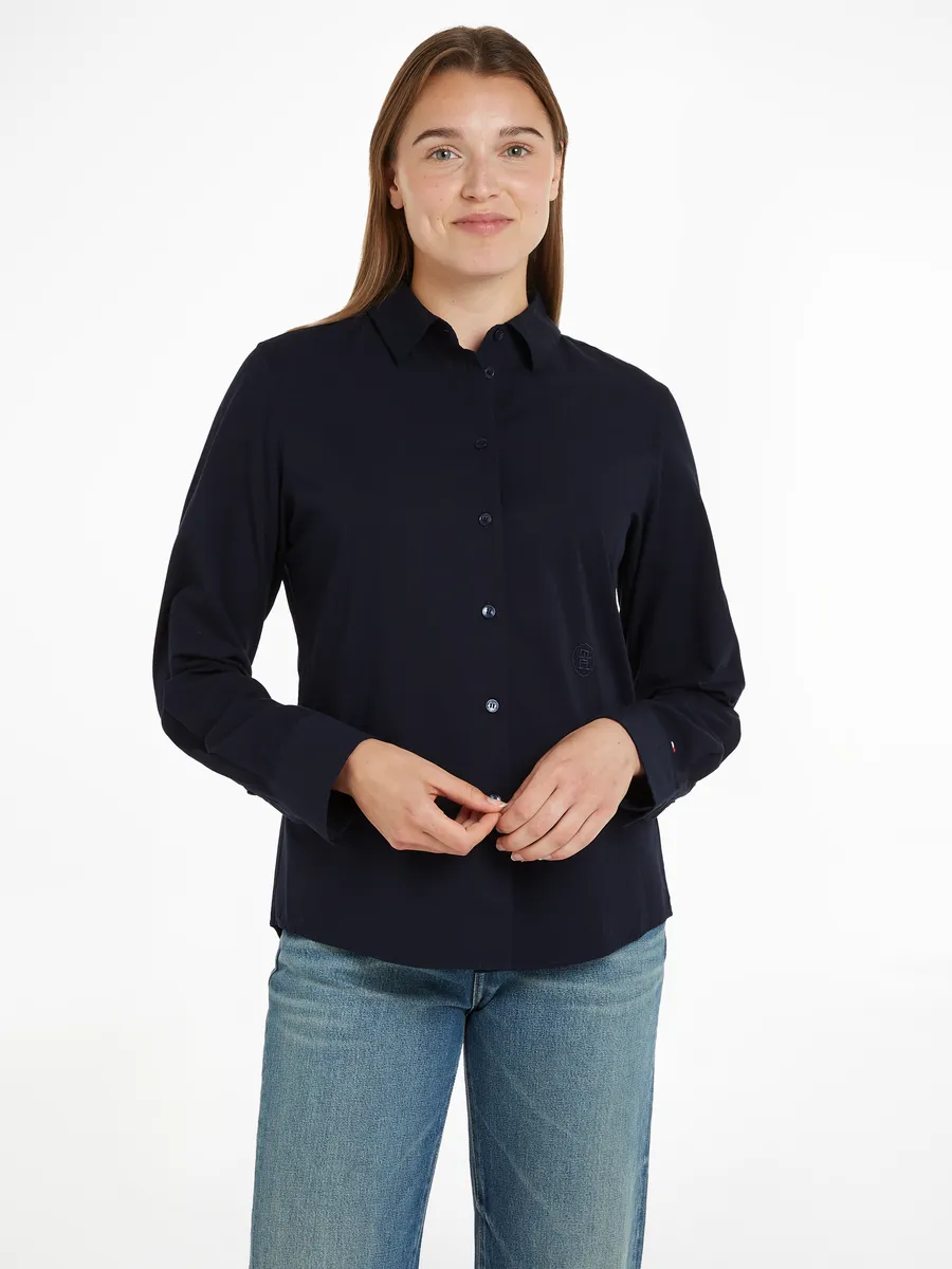 

Блузка-рубашка Tommy Hilfiger "ESS POPLIN REGULAR SHIRT", из поплина, с вышитым логотипом Tommy Hilfiger, цвет Desert Sky