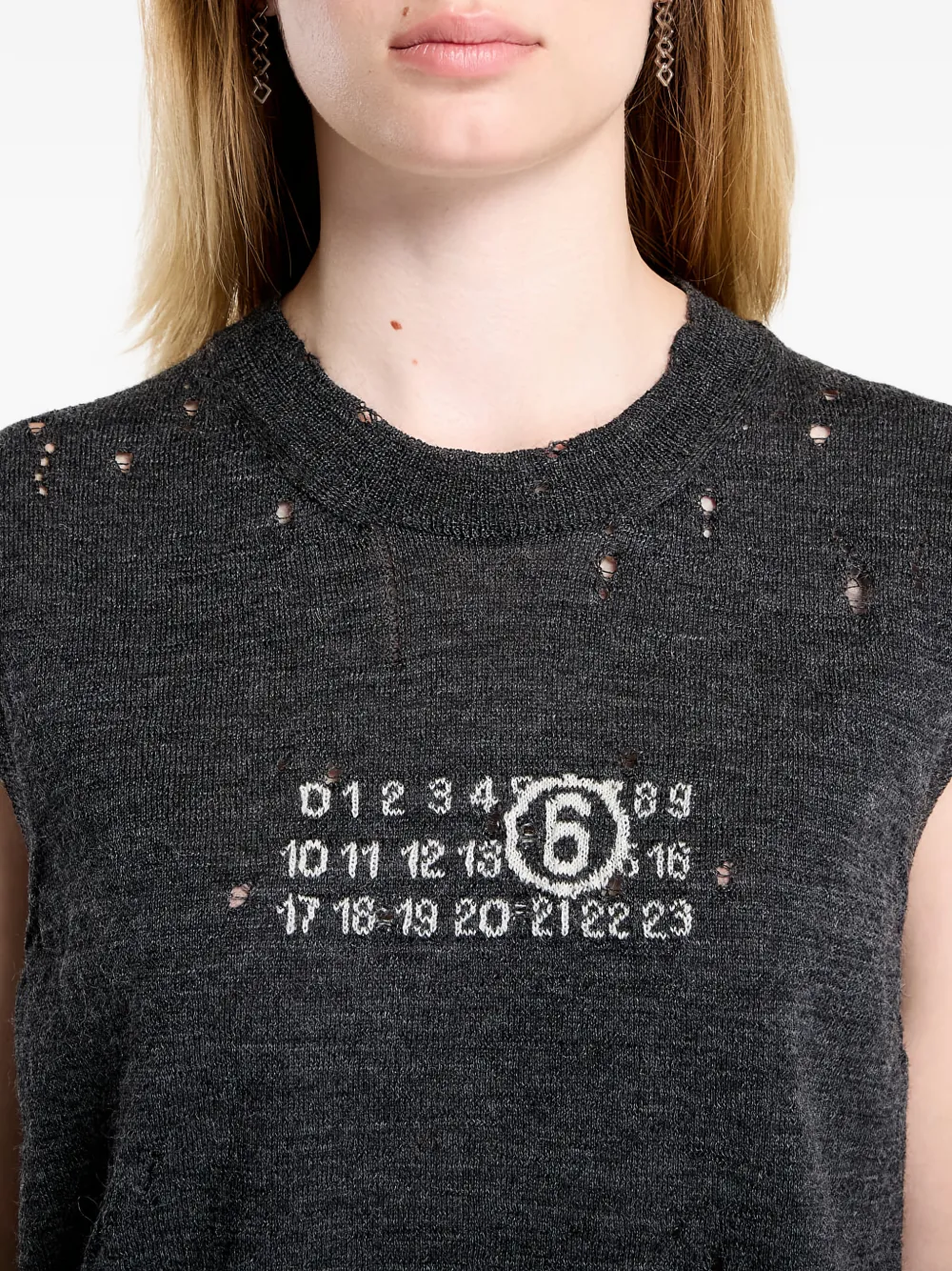 Вязаный жилет с потертостями и логотипом Numeric Mm6 Maison Margiela, серый — фото 4
