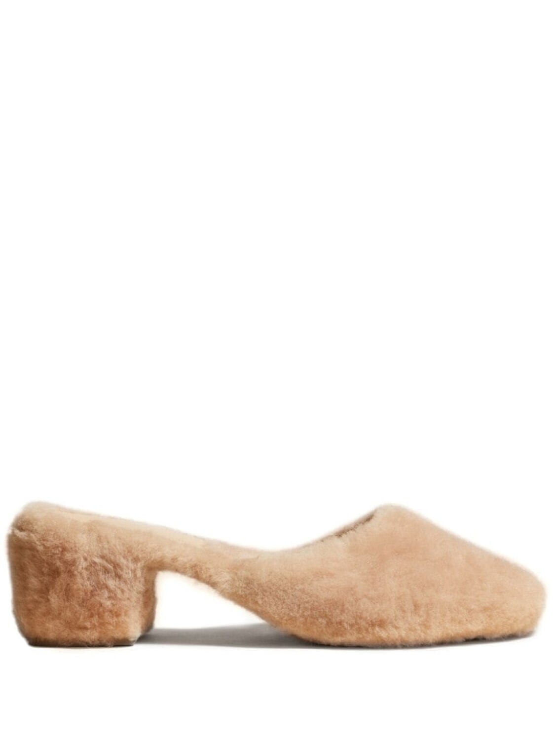 

KHAITE Clio 50mm shearling mules, нейтральный цвет