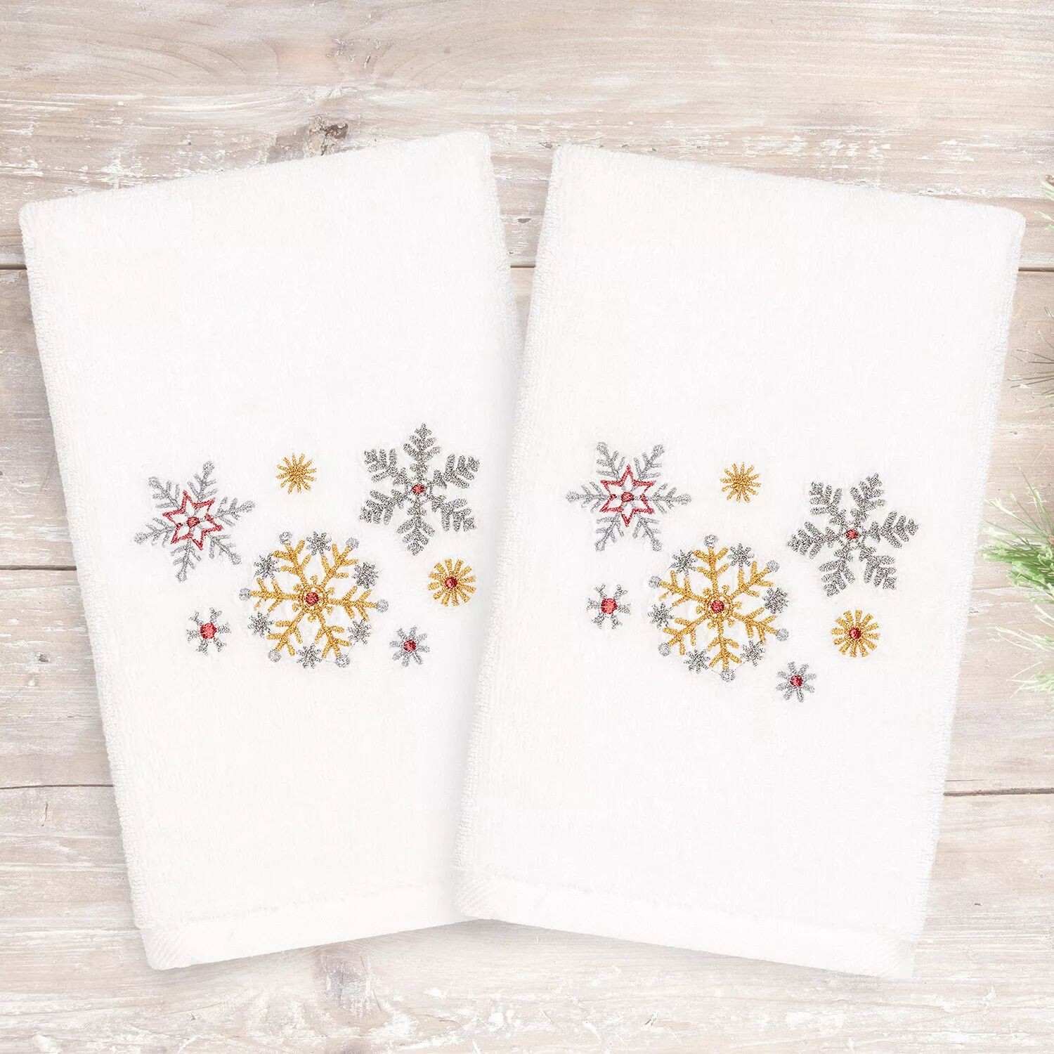 

Linum Home Textiles Набор из 2 полотенец для рук с вышивкой «Рождественский снегопад»