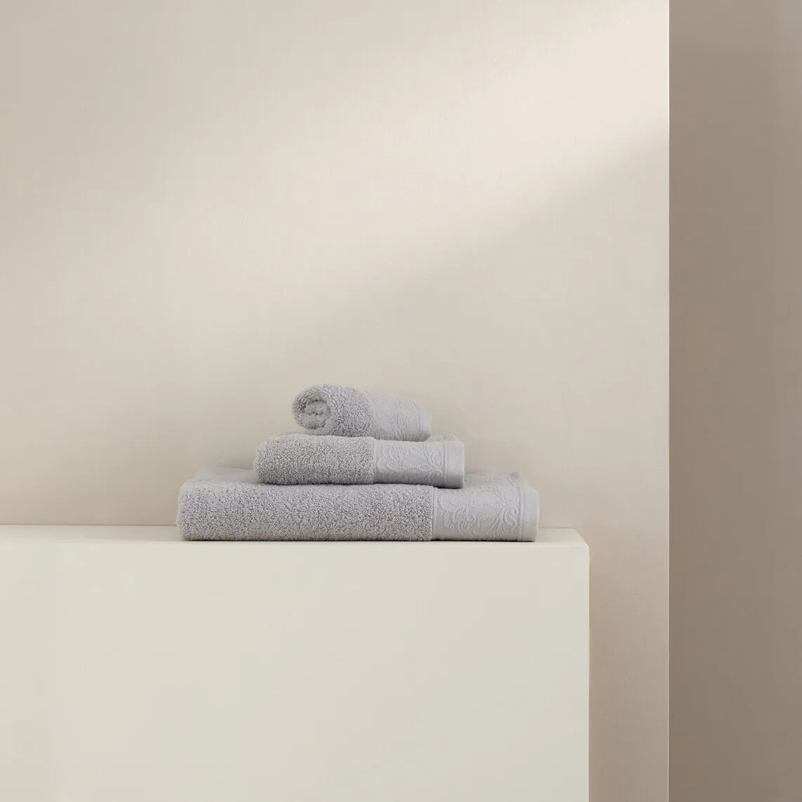 

Хлопковое банное полотенце 450 г/м2 Aris Basics El Corte Inglés, серый