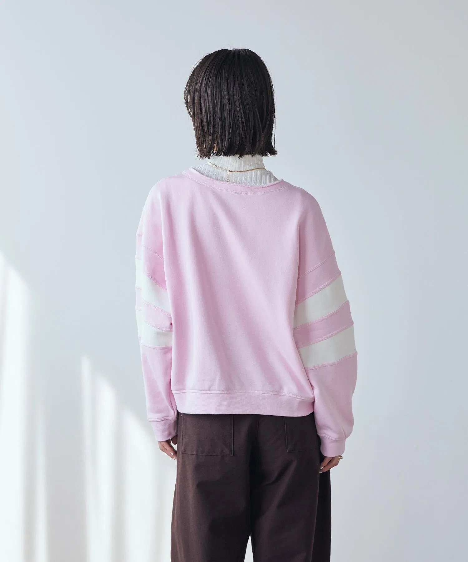 Женская флисовая толстовка Nike Sportswear Club Fleece Oversized с V-образным вырезом, артикул IQ0085-663, розовая, цвет Foam. — фото 3
