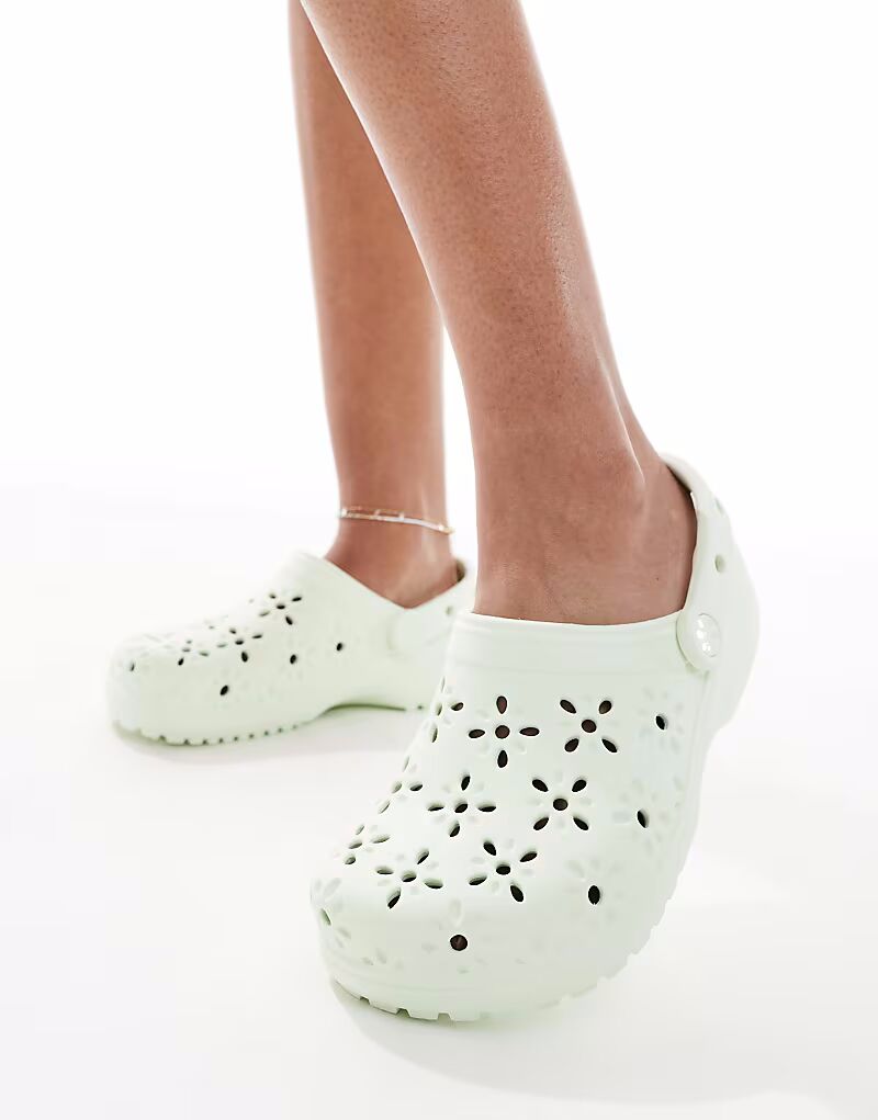 Классические сабо Crocs с цветочным узором в нефритовом оттенке
