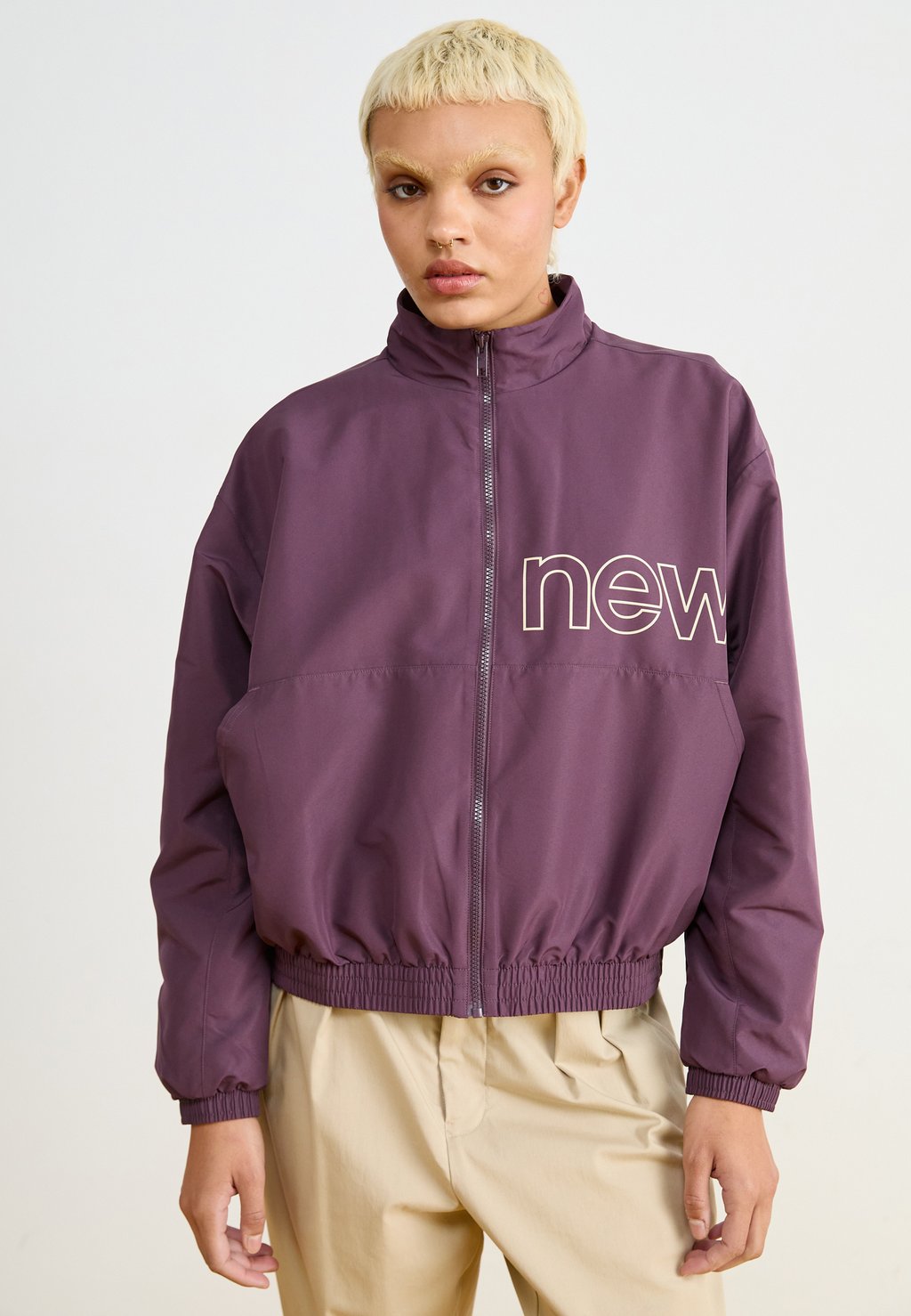 

Тренировочная куртка COLOR BLOCKED JACKET New Balance, темно-фиолетовый