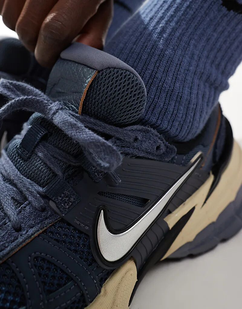 Кроссовки унисекс V2K Run синего и серебристого цвета Nike — фото 2