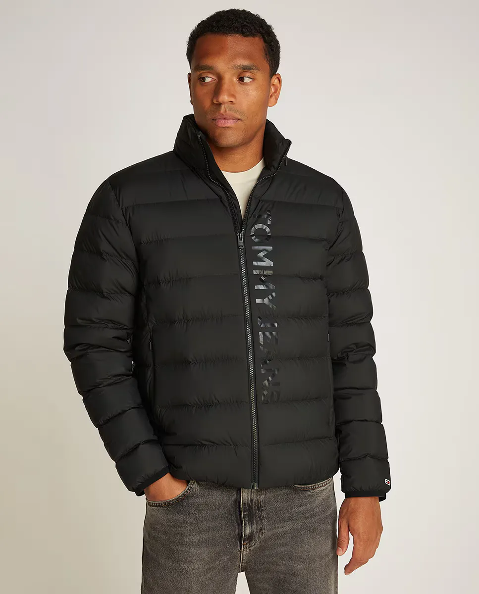 

Мужской пуховик с напечатанным логотипом Tommy Jeans, черный