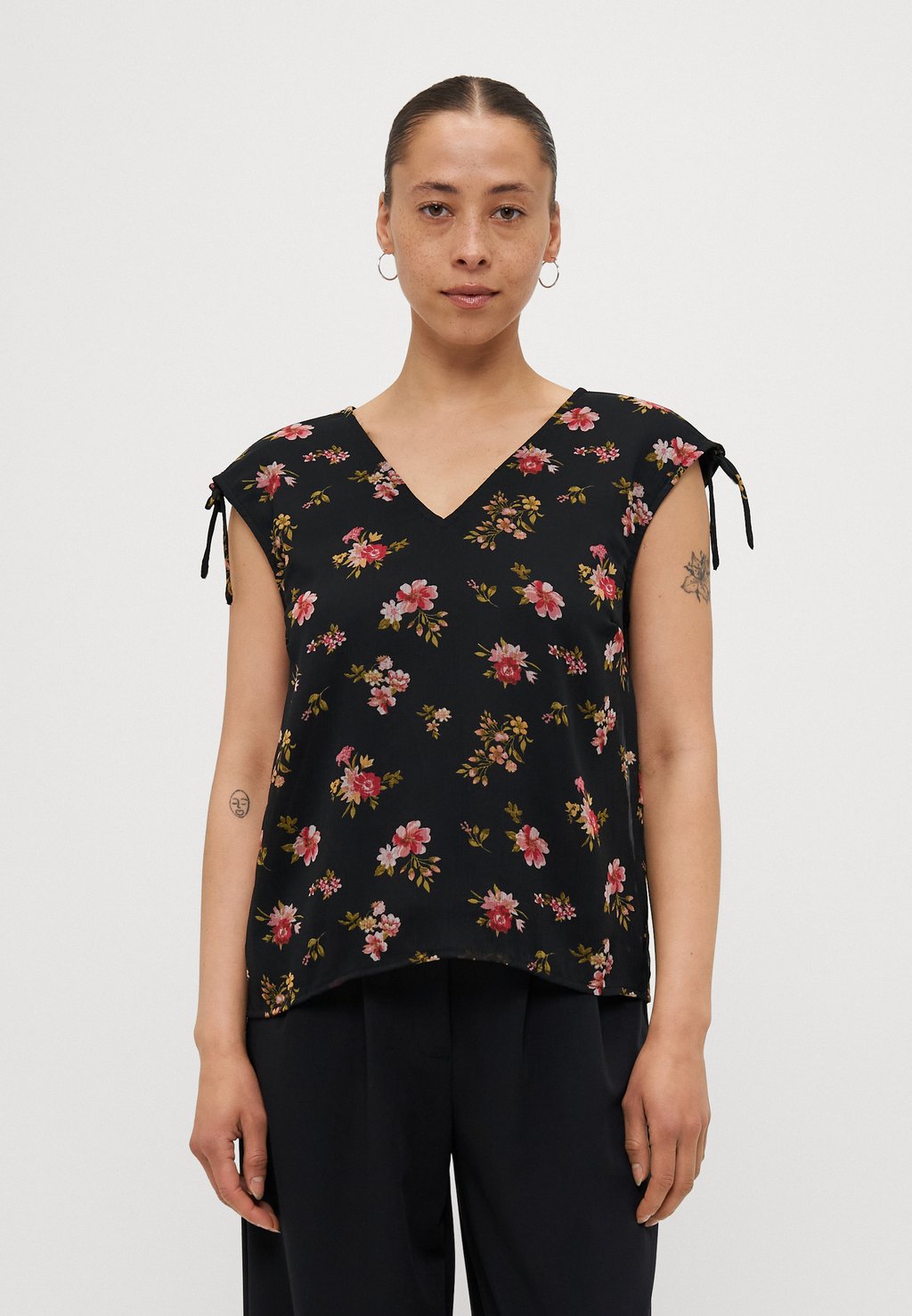 

Блуза VMSMILLA V NECK STRING Vero Moda Petite, черный