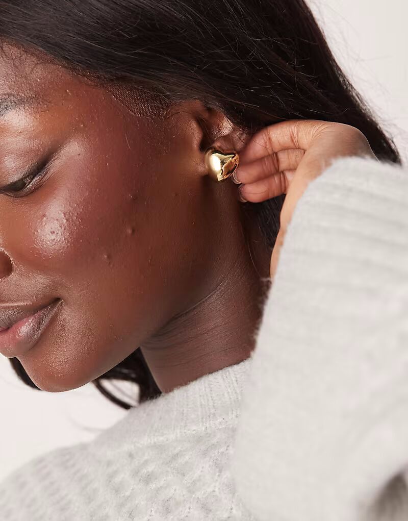 

Серьги-гвоздики с покрытием из 14-каратного золота и объемным сердечком Asos Design