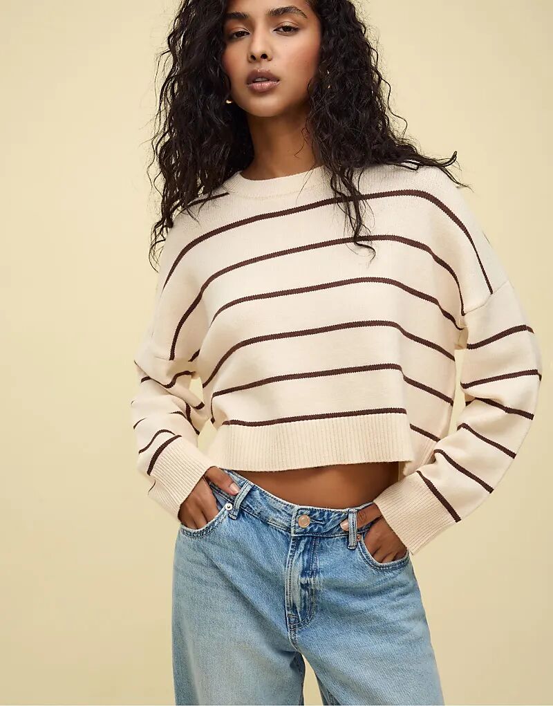 

Укороченный трикотажный свитер Stradivarius Striped цвета ванили