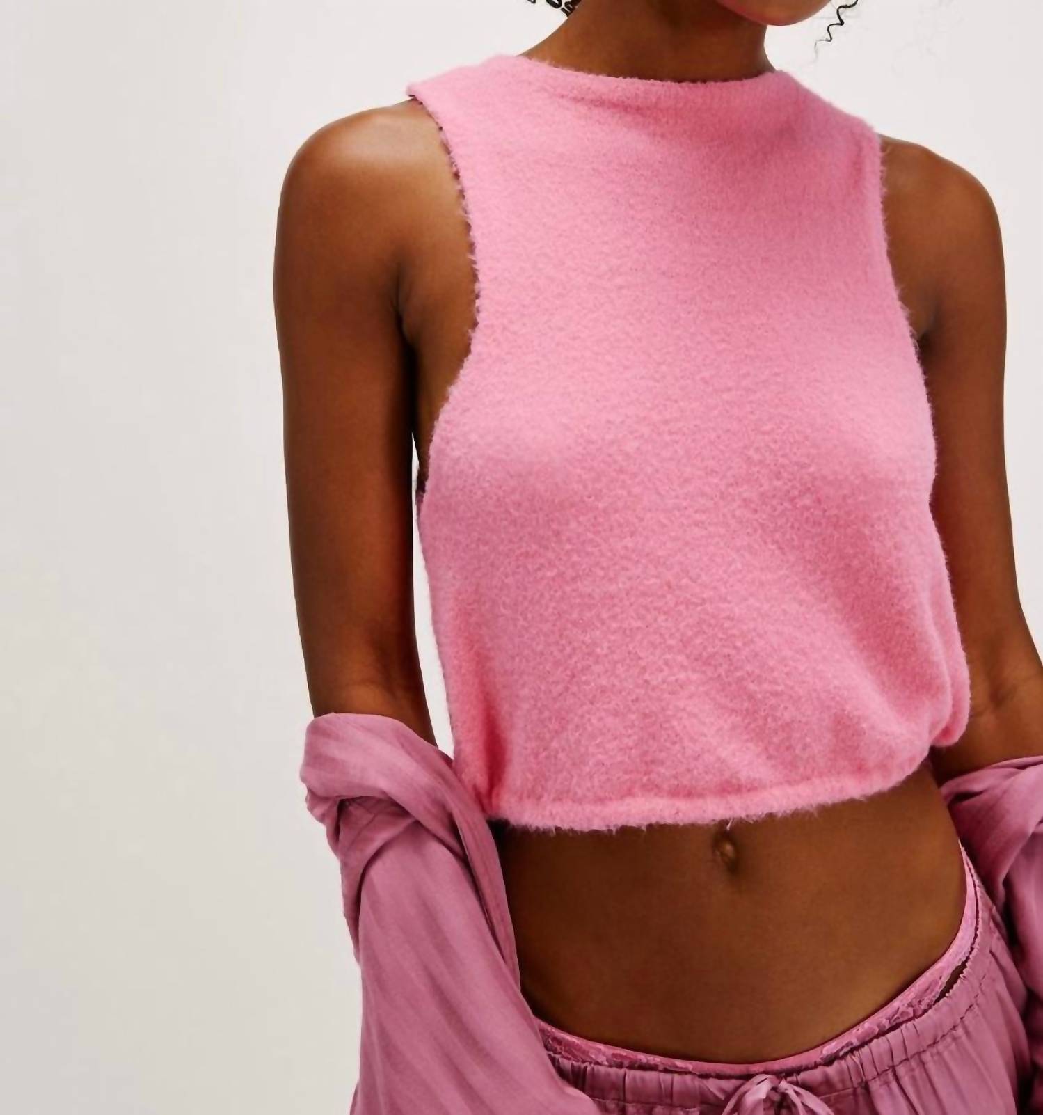 

Теплый пушистый короткий топ в неоново-розовом цвете Free People