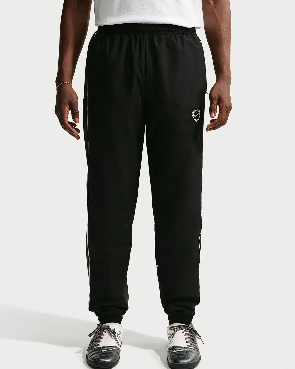 Мужские тренировочные штаны Nike Academy+ Repel Soccer Woven, Black/Anthracite/White/White — фото 2