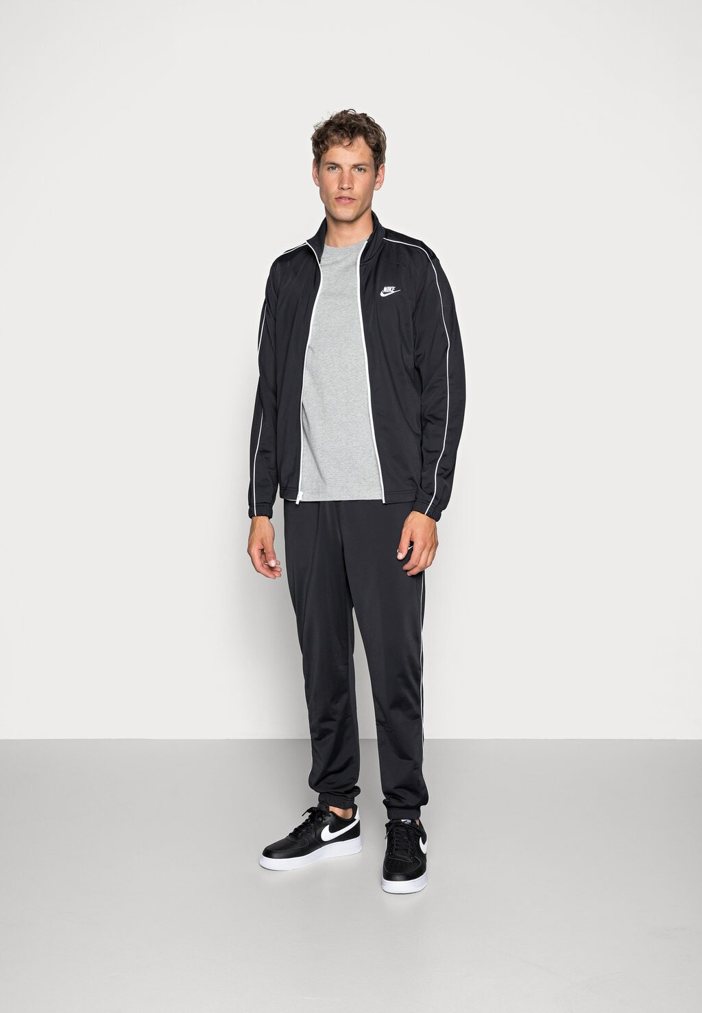 Базовая футболка Club Tee Nike, цвет dark grey heather/black — фото 2
