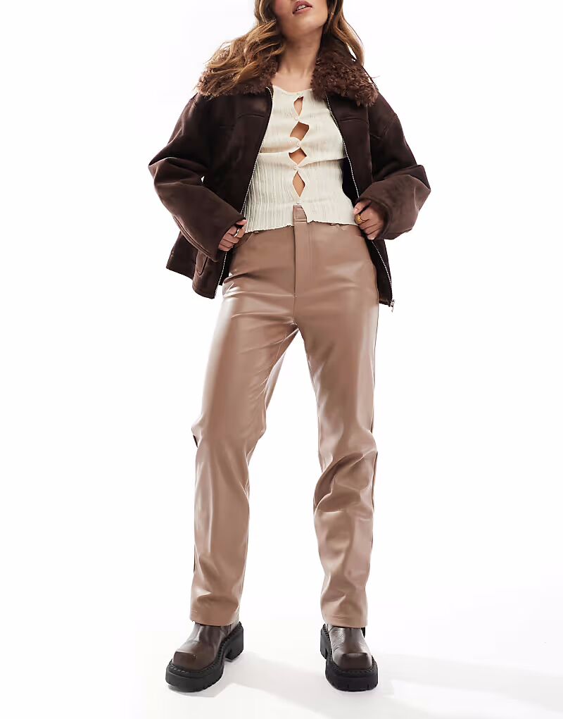 

Прямые брюки из искусственной кожи цвета мокко Asos Design