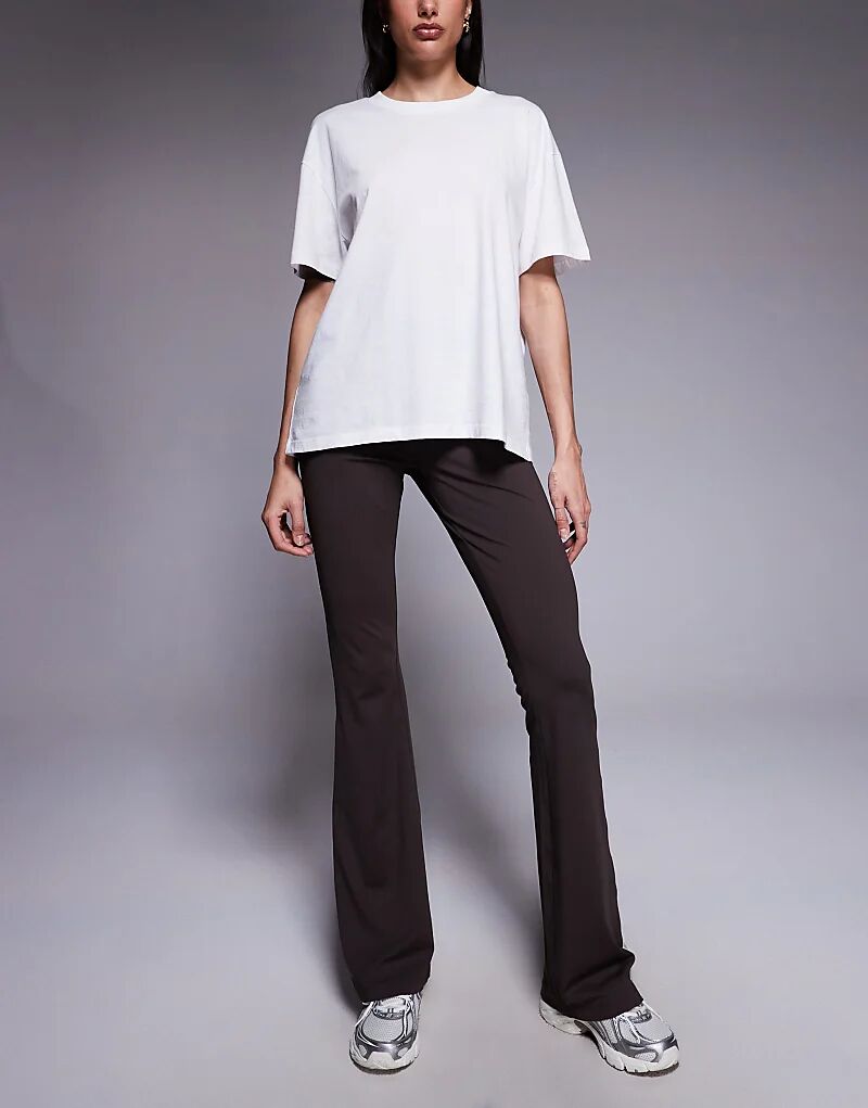 

ASOS DESIGN Высокие облегающие брюки с перекрестными бретелями спереди шоколадного цвета