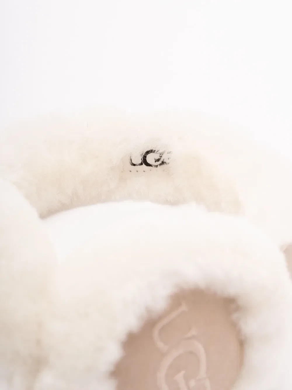 Наушники из овечьей кожи с вышитым логотипом Ugg, нейтральный — фото 3