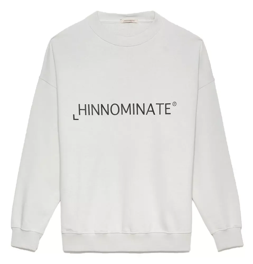 

Подчеркните свой стиль: белая толстовка с круглым вырезом и логотипом HINNOMINATE